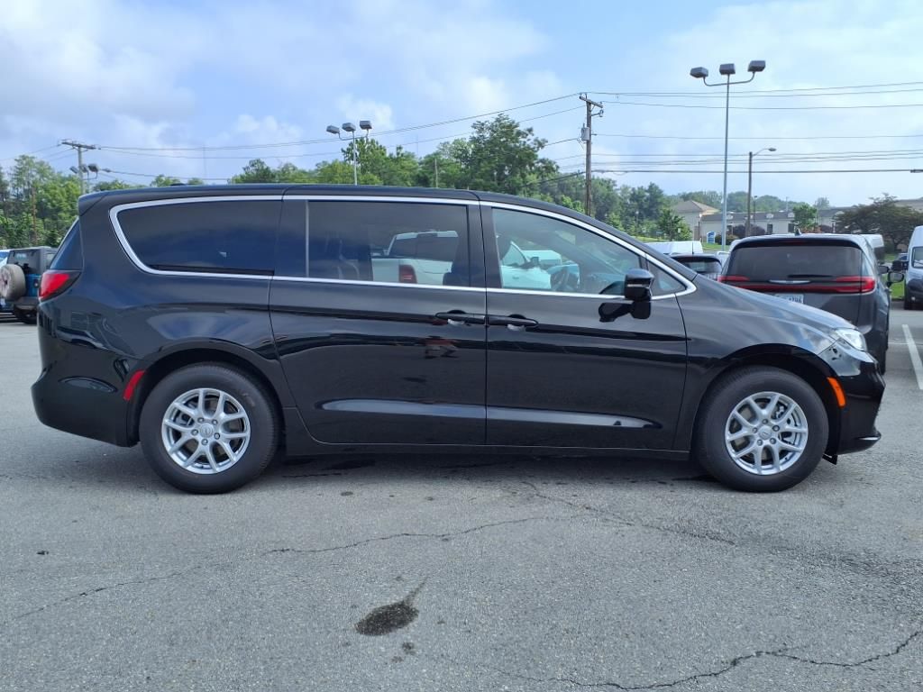 2026 Chrysler Pacifica photo 2