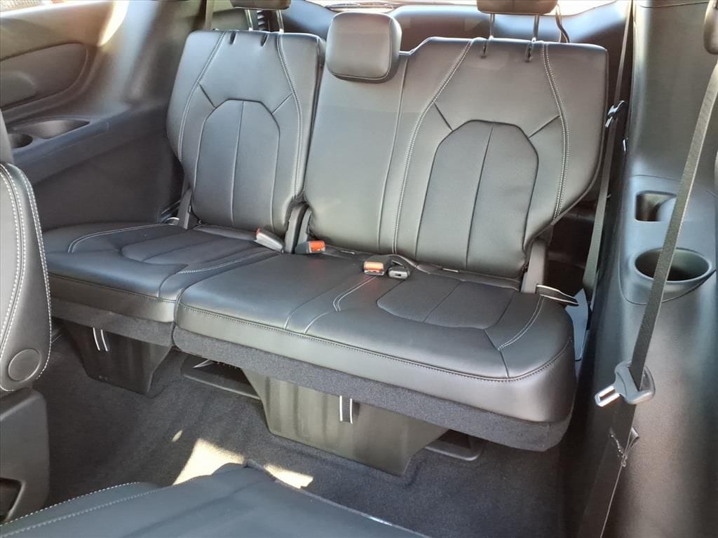 2026 Chrysler Pacifica Select - Photo 13