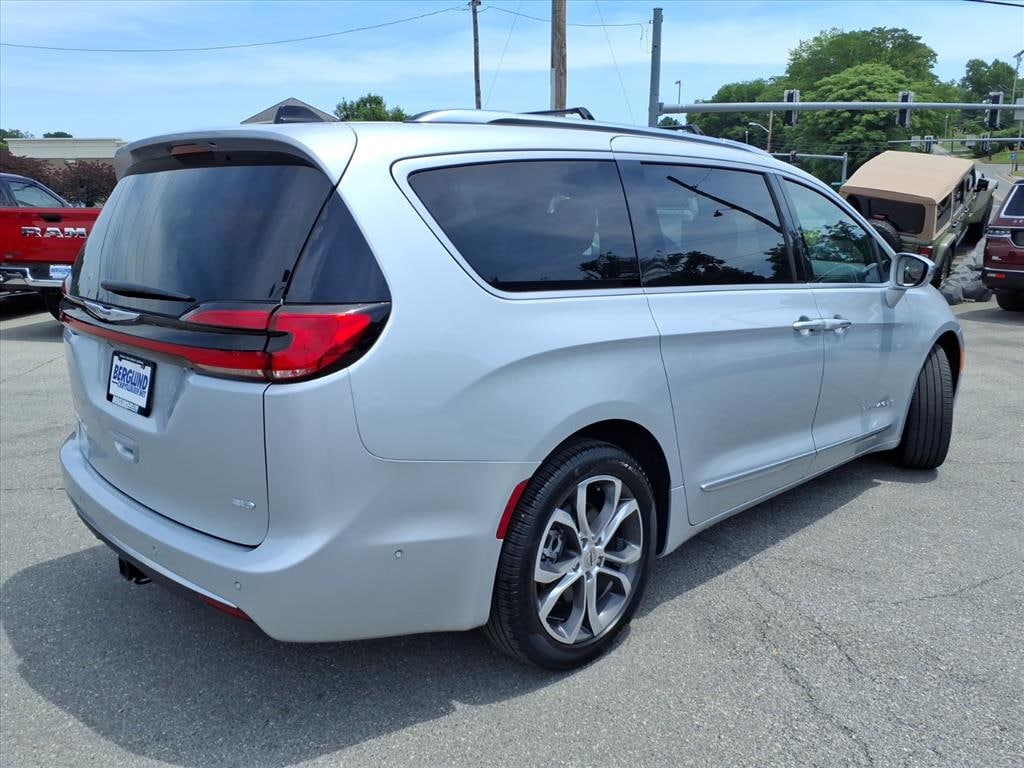 Used 2024 Chrysler Pacifica Pinnacle Passenger Van
