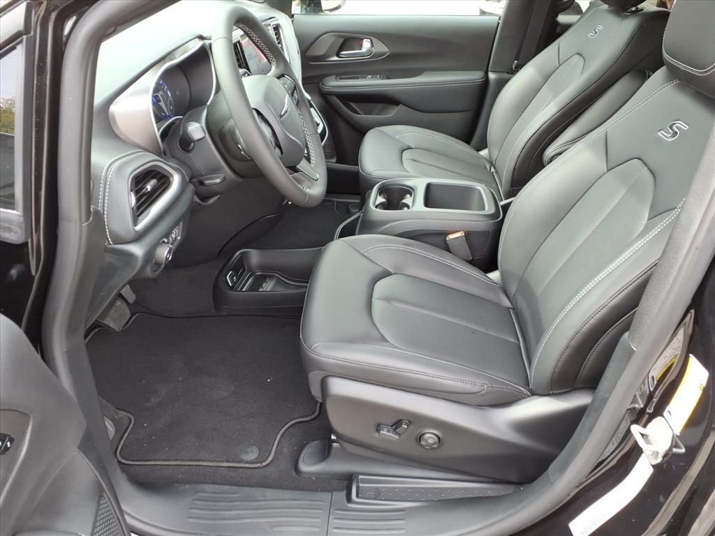 2026 Chrysler Pacifica Select - Photo 11