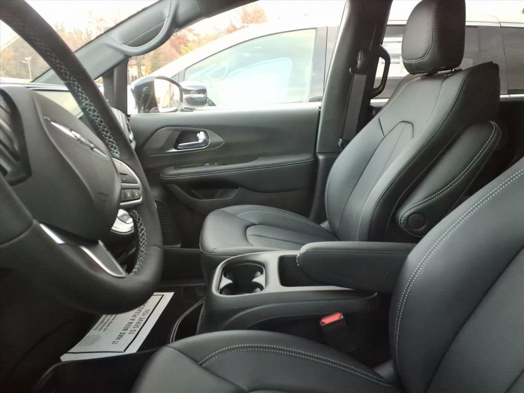 2026 Chrysler Pacifica photo 4