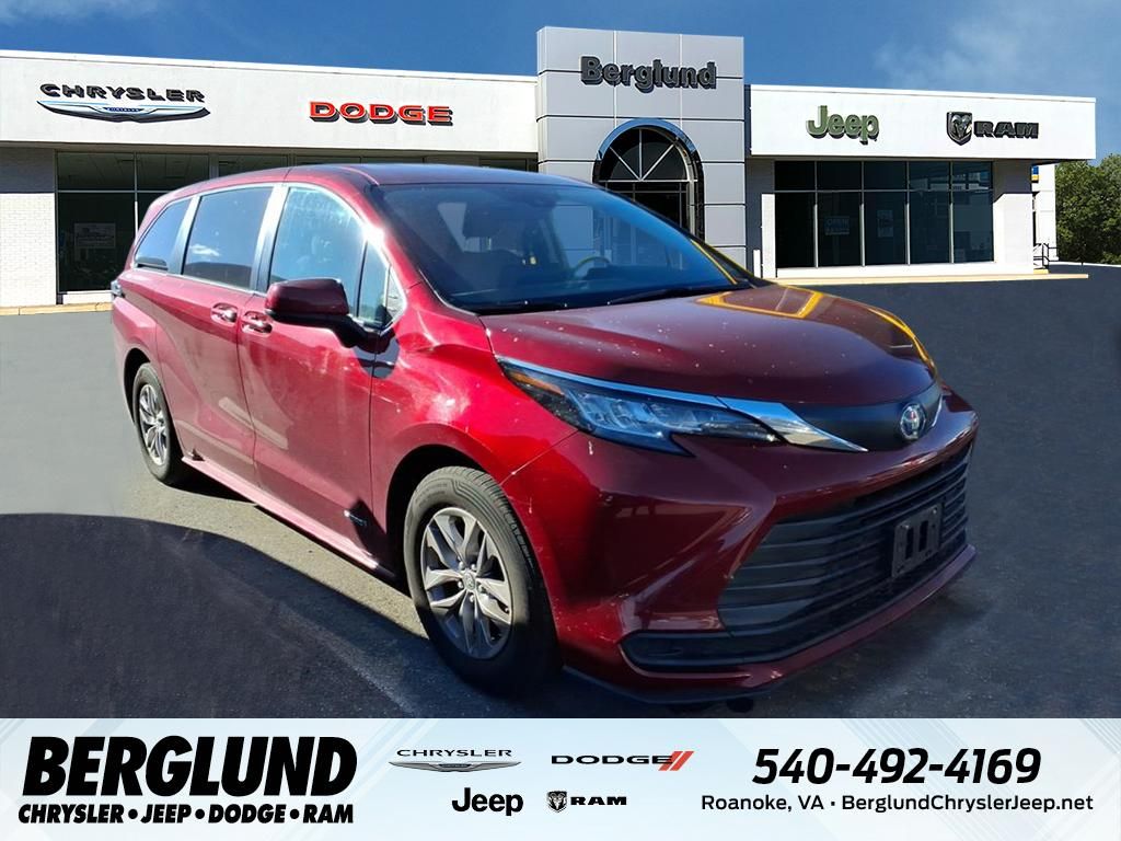 2021 Toyota Sienna LE's photo