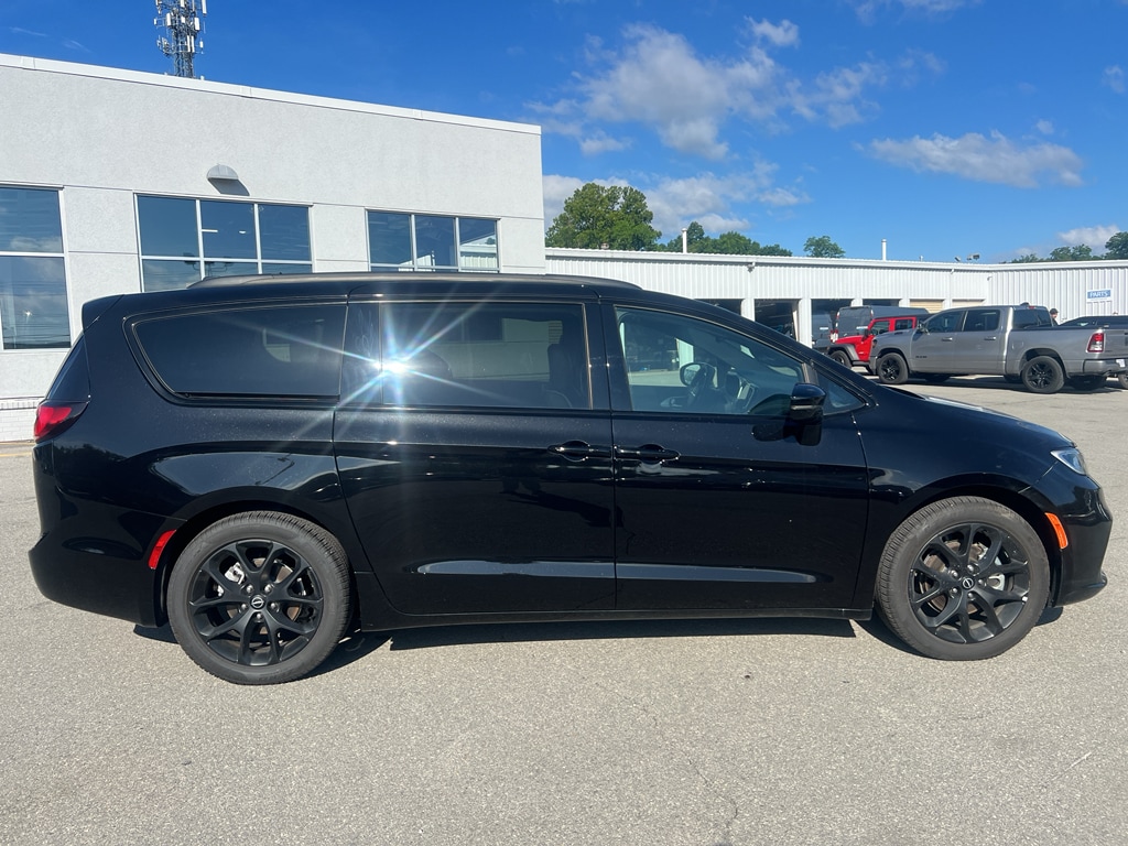 Used 2025 Chrysler Pacifica Limited Passenger Van