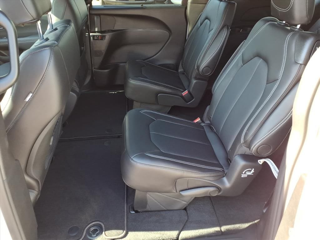 2026 Chrysler Pacifica Select - Photo 12