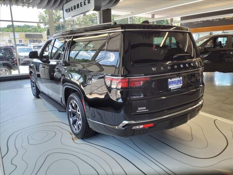 2023 Jeep Wagoneer L Series III photo 4