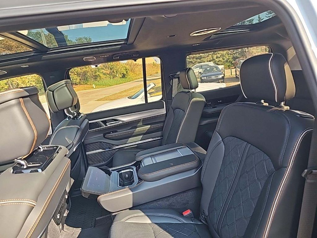 2022 Jeep Grand Wagoneer III photo 3