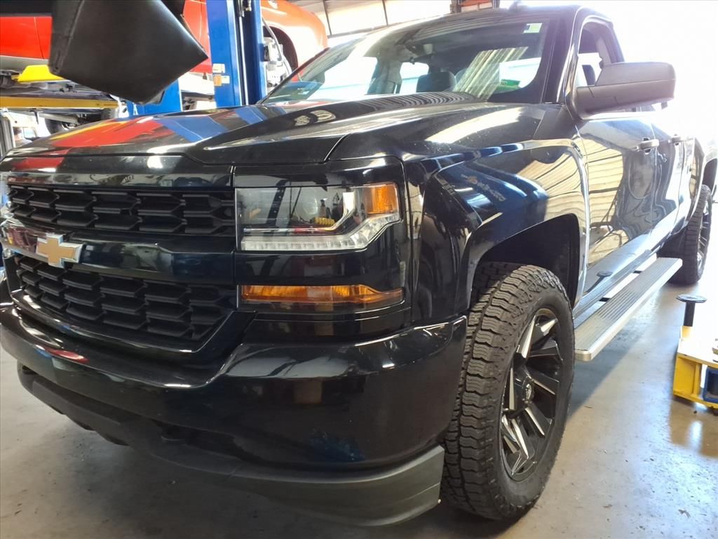 2018 Chevrolet Silverado 1500 Custom photo 2