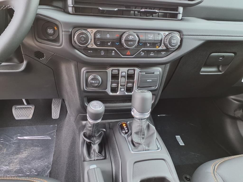 2025 Jeep Wrangler 4-Door Sahara - Photo 17