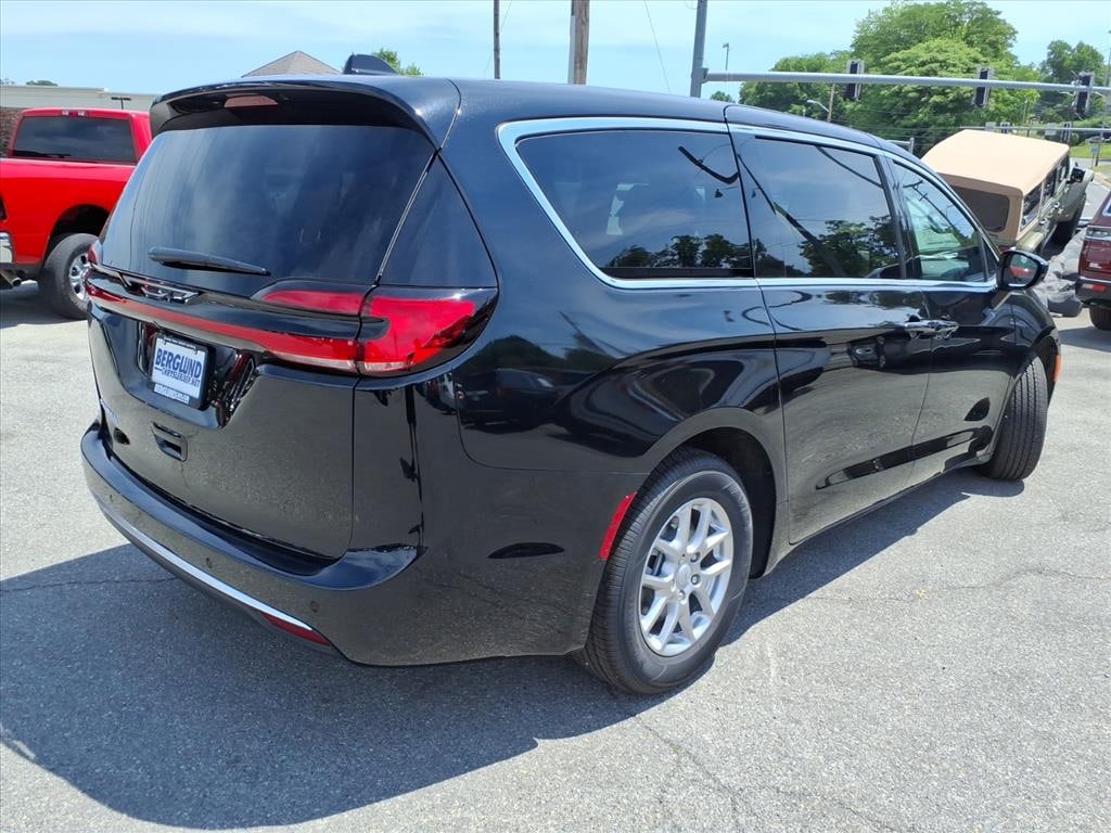 New 2027 Chrysler Pacifica SELECT Passenger Van