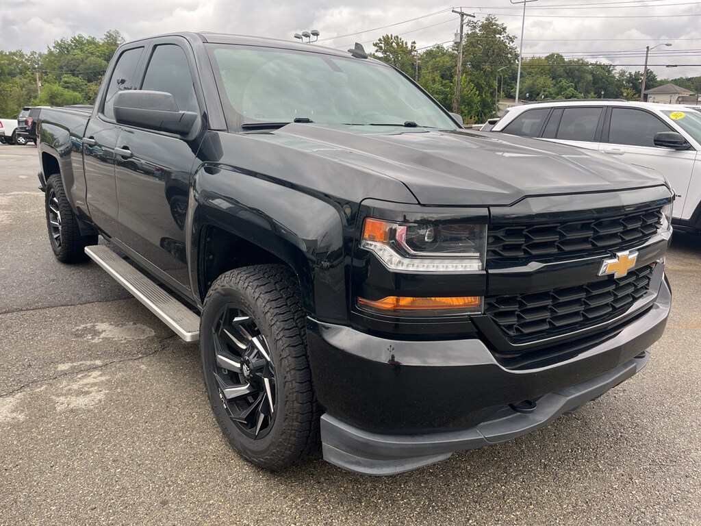 2018 Chevrolet Silverado 1500 Custom photo 2