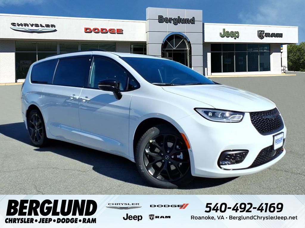 2026 Chrysler Pacifica Select's photo