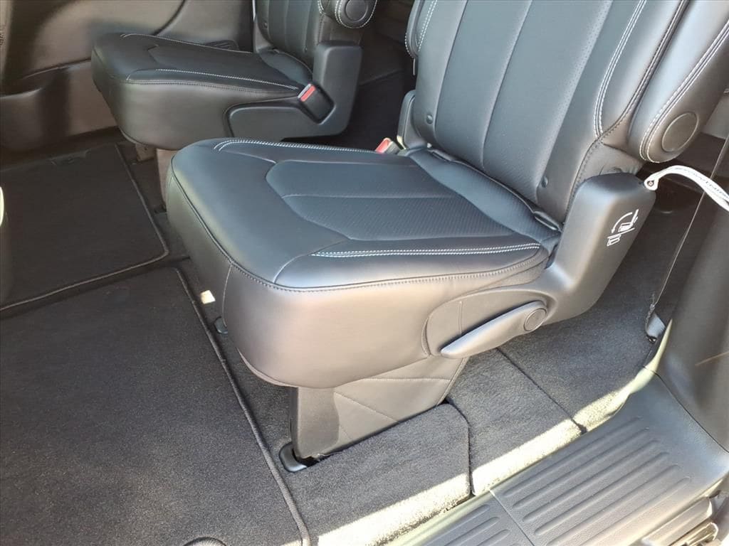 2026 Chrysler Pacifica Select - Photo 33
