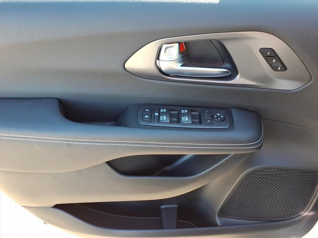 2026 Chrysler Pacifica Select - Photo 16