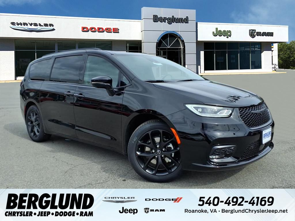 2026 Chrysler Pacifica Select's photo