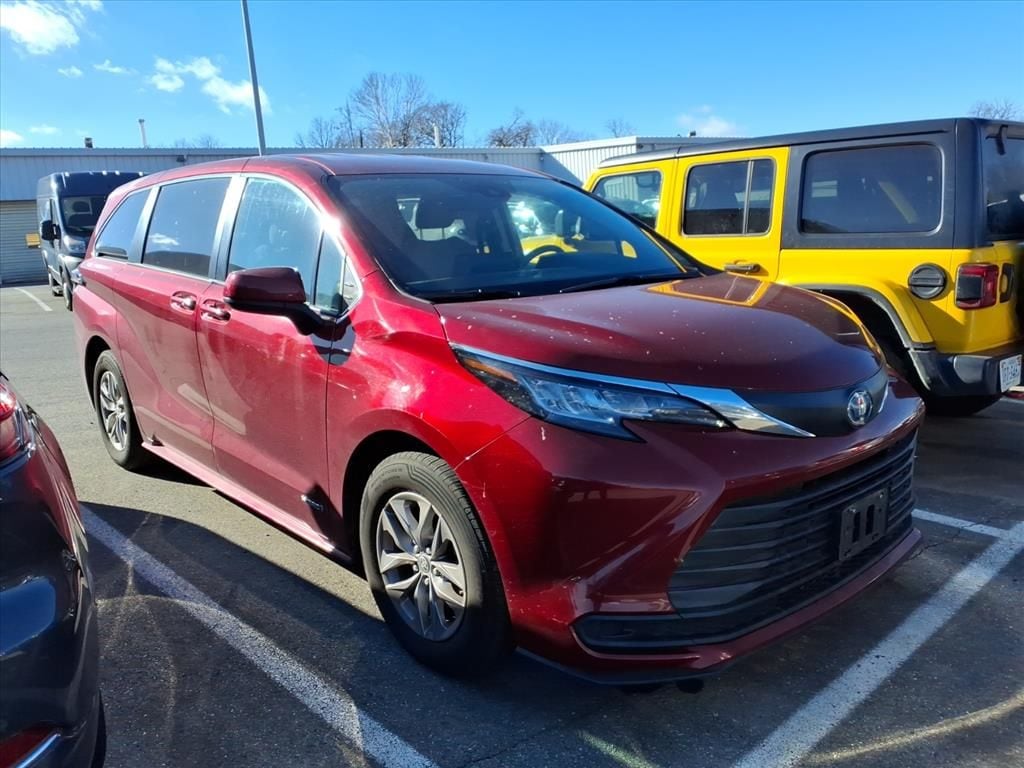 2021 Toyota Sienna LE's photo