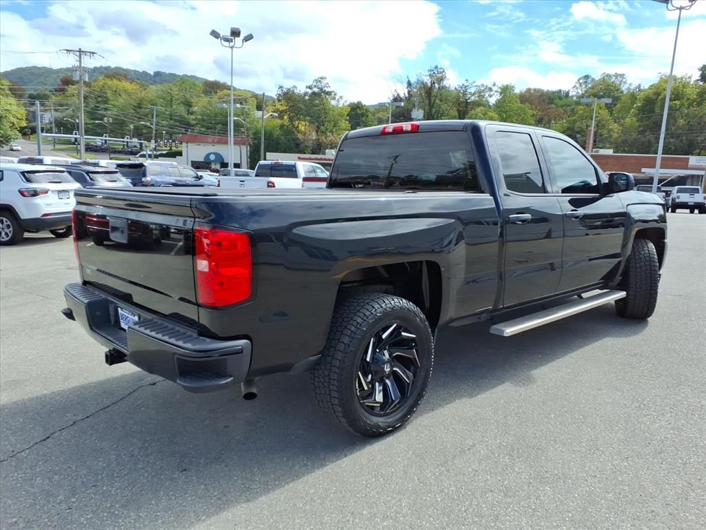 2018 Chevrolet Silverado 1500 Custom photo 3