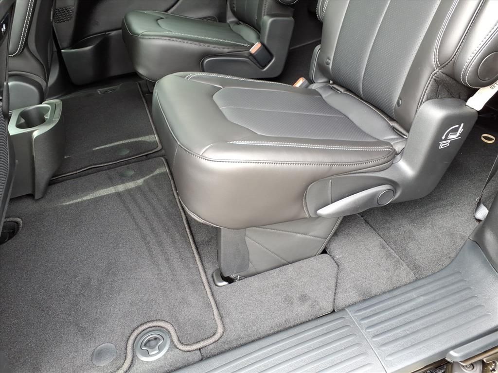 2026 Chrysler Pacifica Select - Photo 32