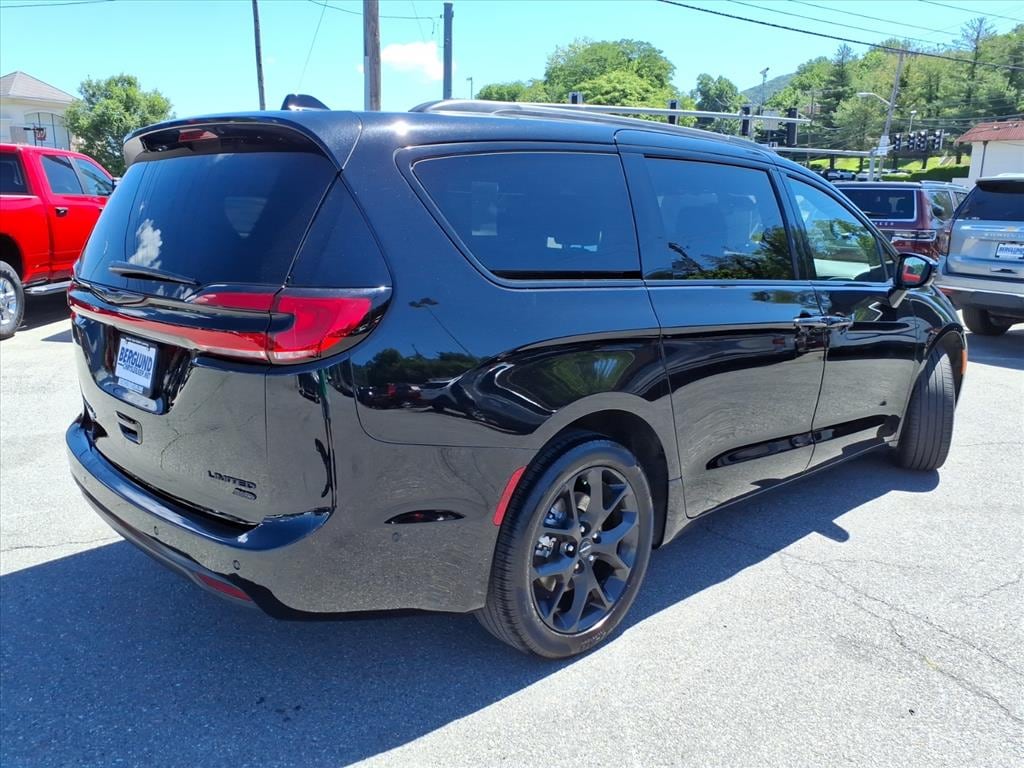 Used 2024 Chrysler Pacifica Limited Passenger Van