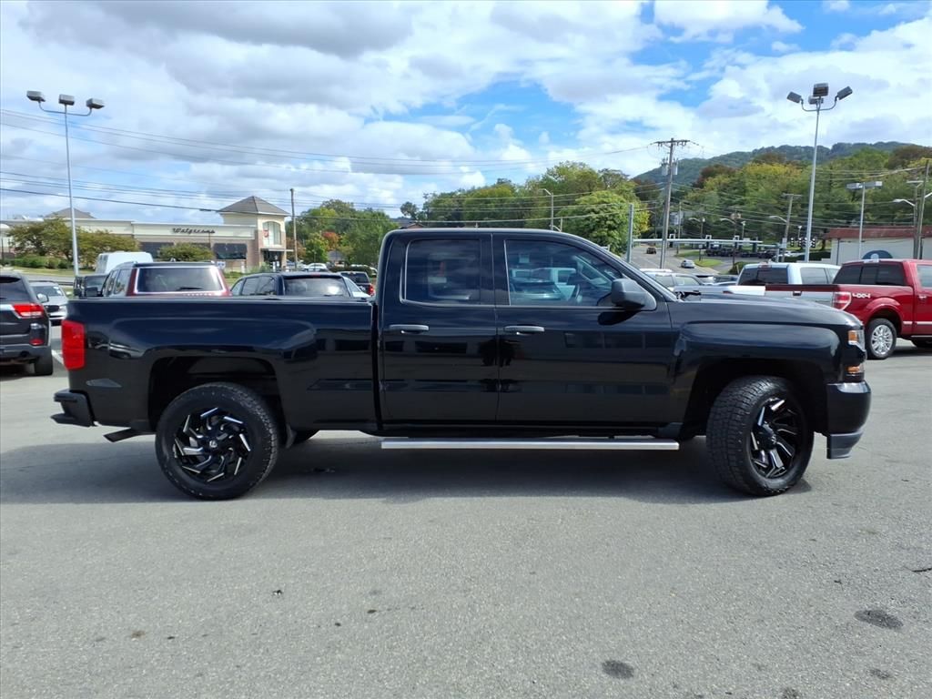2018 Chevrolet Silverado 1500 Custom photo 2