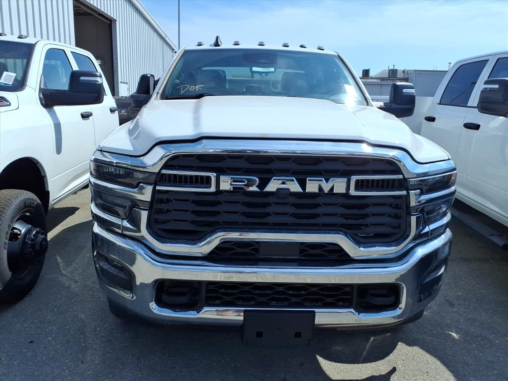 New 2026 Ram 3500 Chassis Cab TRADESMAN CREW 4X4 60' CA Pickup