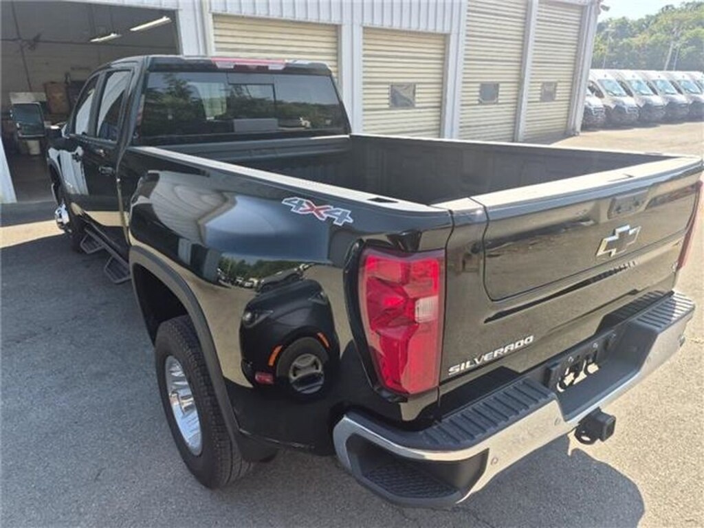 Used 2025 Chevrolet Silverado LT Crew Cab
