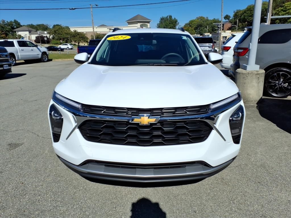 2024 Chevrolet Trax LT photo 2