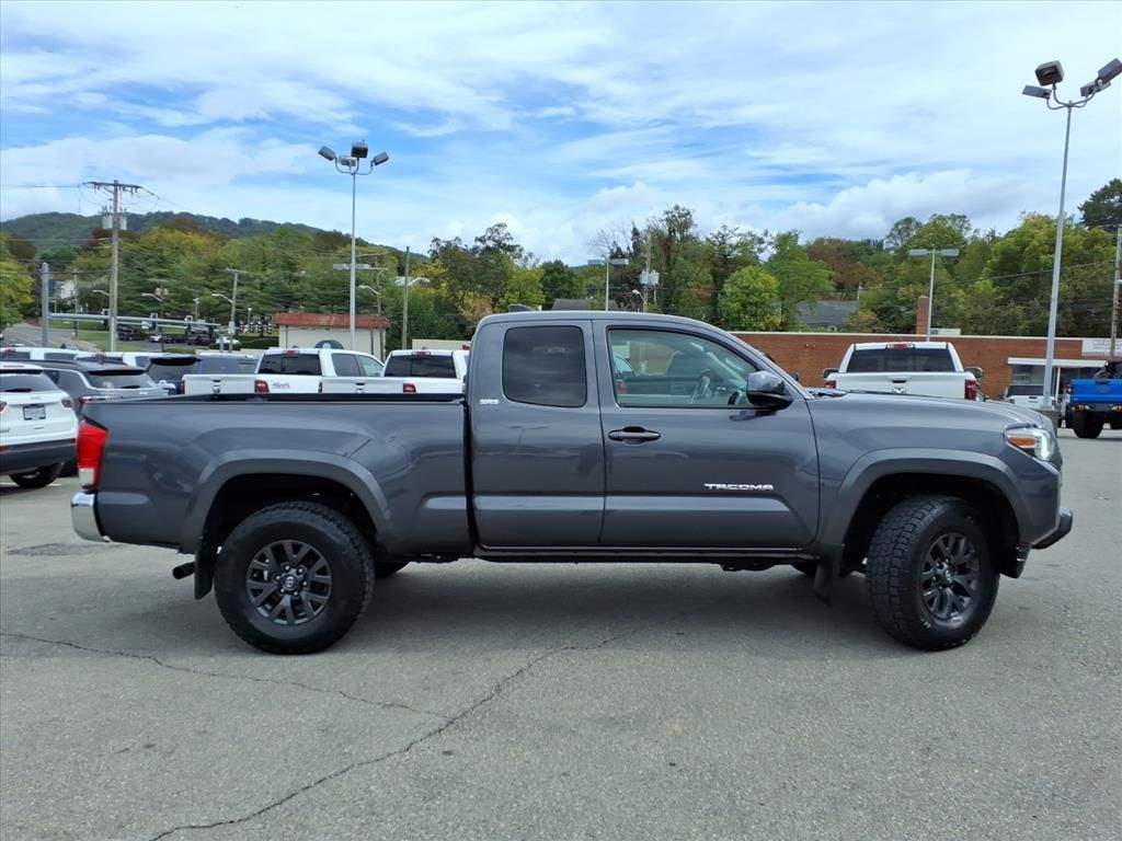 2022 Toyota Tacoma SR5 photo 2