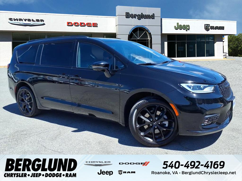 2024 Chrysler Pacifica Limited AWD's photo