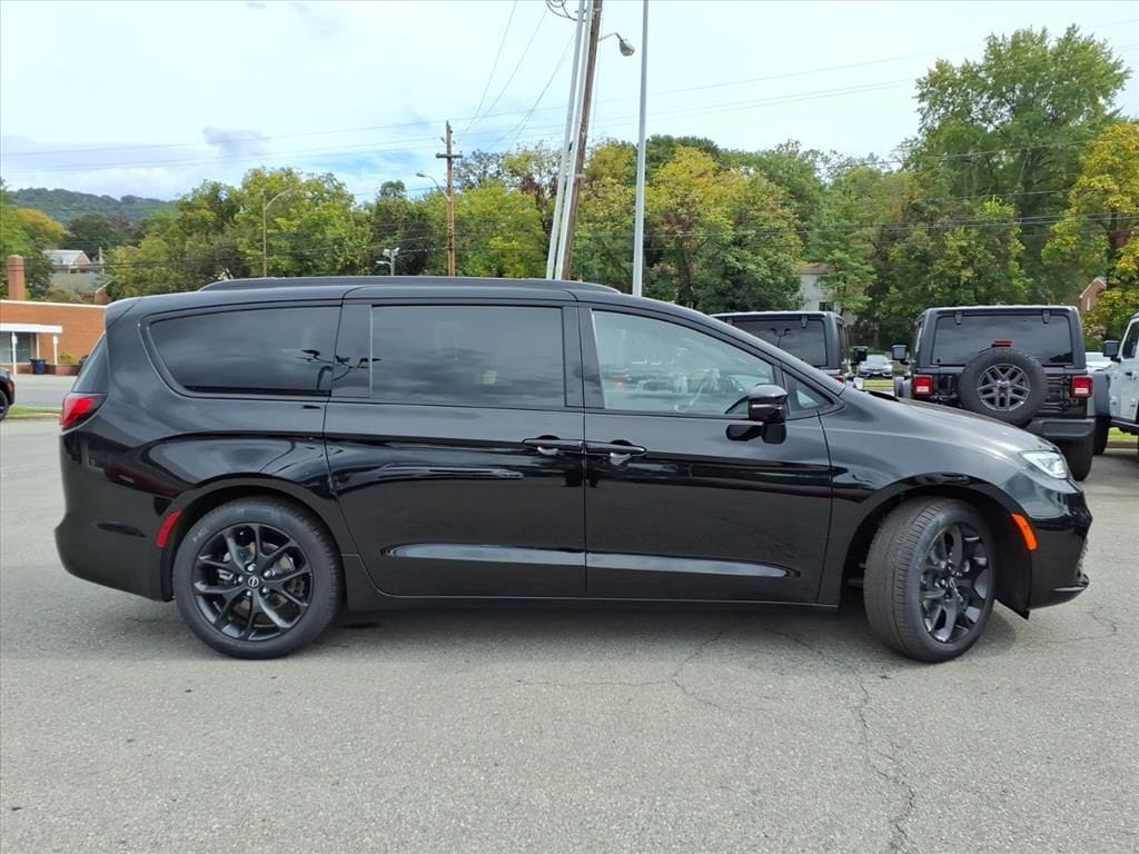 2026 Chrysler Pacifica Select - Photo 3