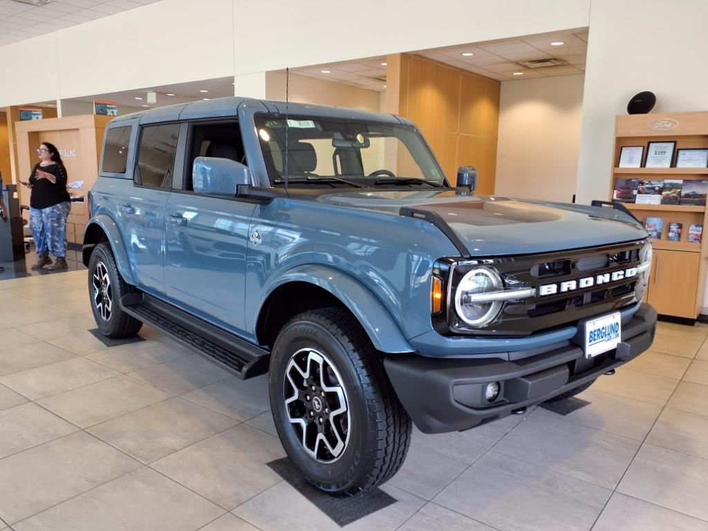 2025 Ford Bronco Outer Banks photo 2