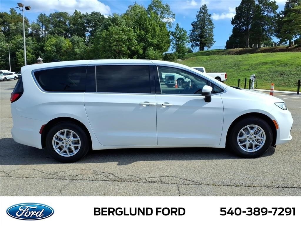 Used 2023 Chrysler Pacifica Touring L Passenger Van