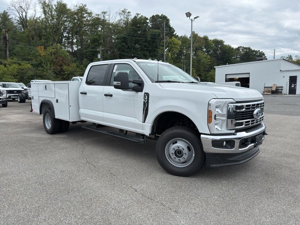2025 Ford F-350 Super Duty Chassis Cab XL's photo