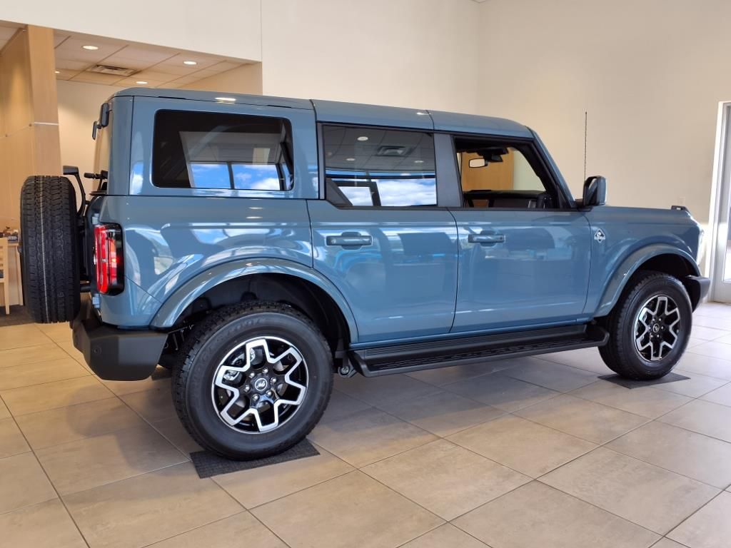 2025 Ford Bronco Outer Banks photo 3