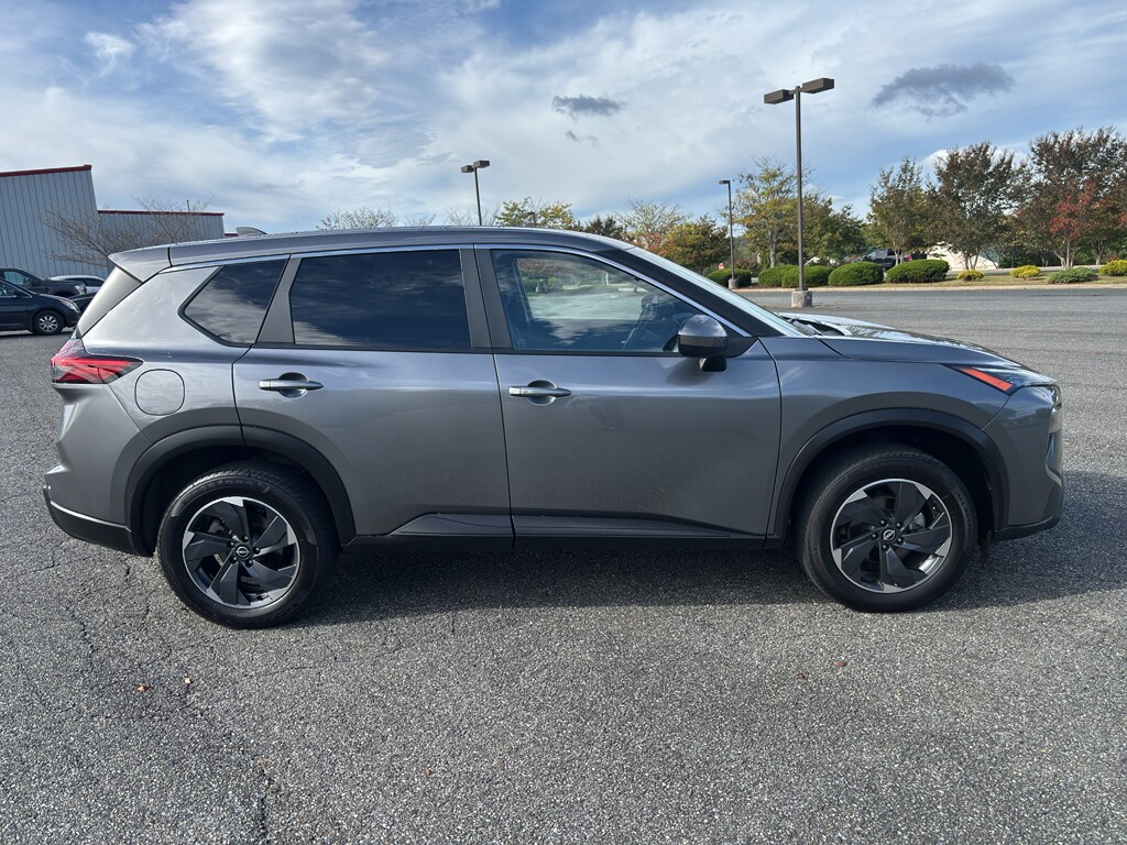 2024 Nissan Rogue SV photo 4