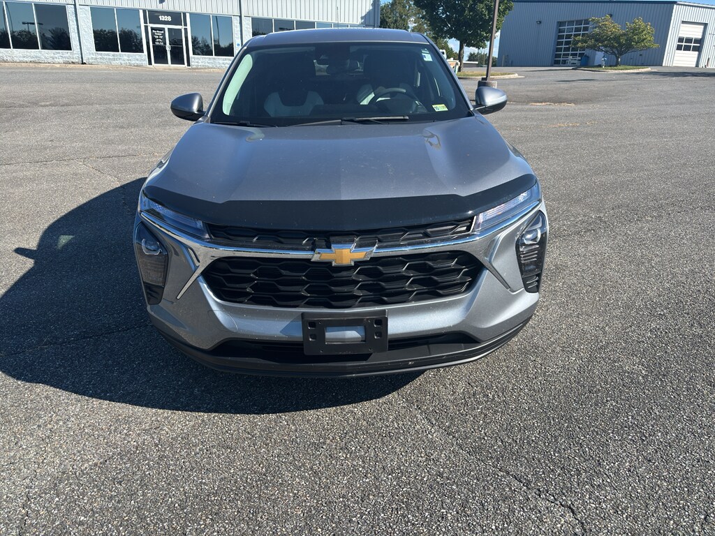 2024 Chevrolet Trax LS photo 2