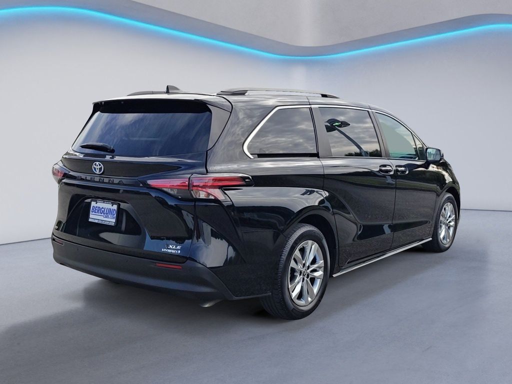 2022 Toyota Sienna XLE photo 4