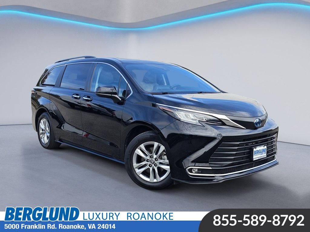 2022 Toyota Sienna XLE photo 2