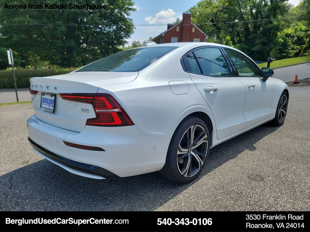 2024 Volvo S60 B5 Plus photo 3