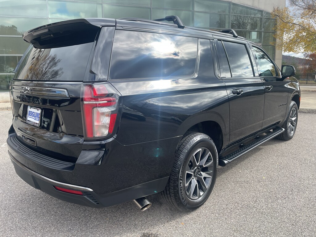 2022 Chevrolet Suburban Z71 photo 2