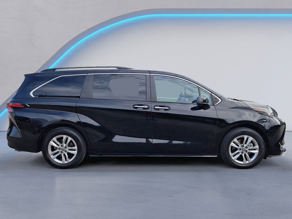 2022 Toyota Sienna XLE photo 3