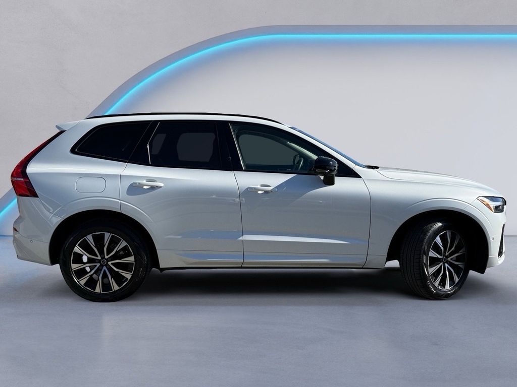 2025 Volvo XC60 B5 Plus photo 3