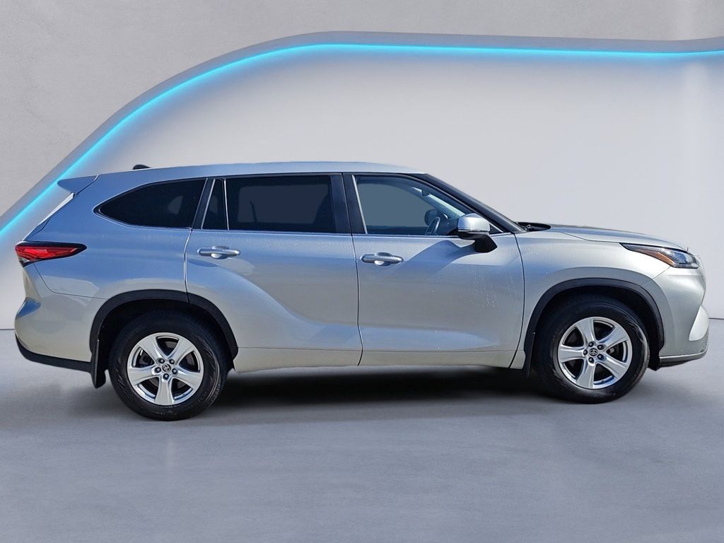 2023 Toyota Highlander LE photo 3
