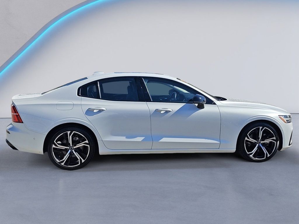 2024 Volvo S60 B5 Plus photo 3