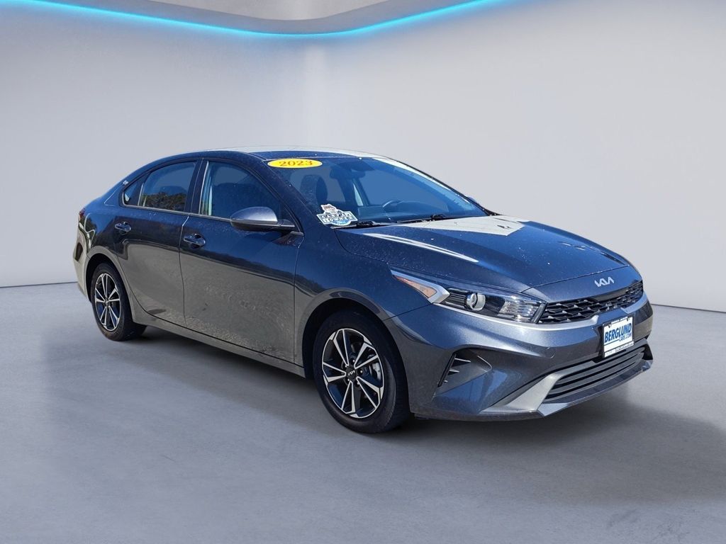 2023 Kia Forte LXS photo 2