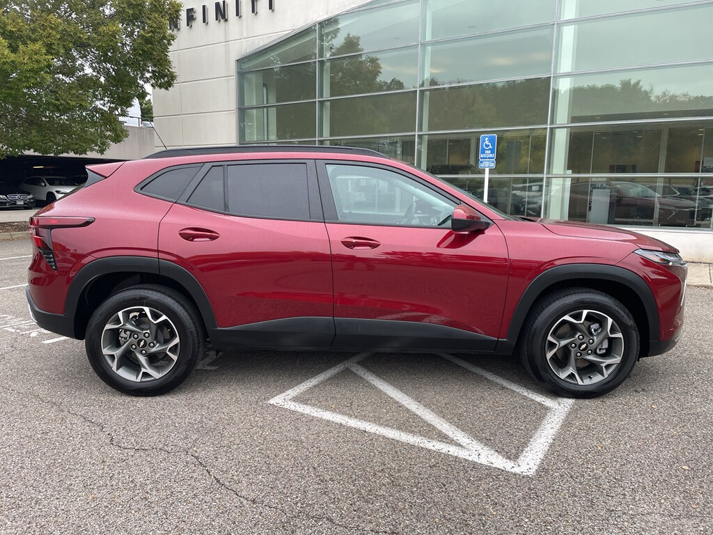 2024 Chevrolet Trax LT photo 2