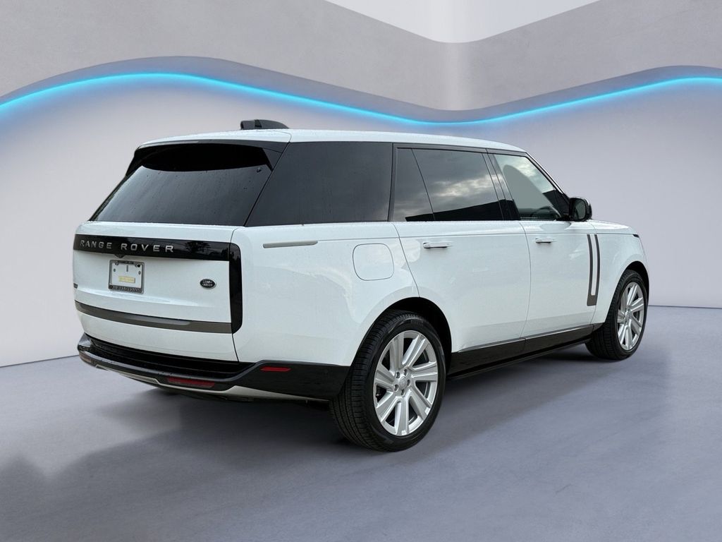 2023 Land Rover Range Rover SE photo 3