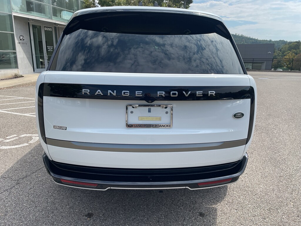 2023 Land Rover Range Rover SE photo 4