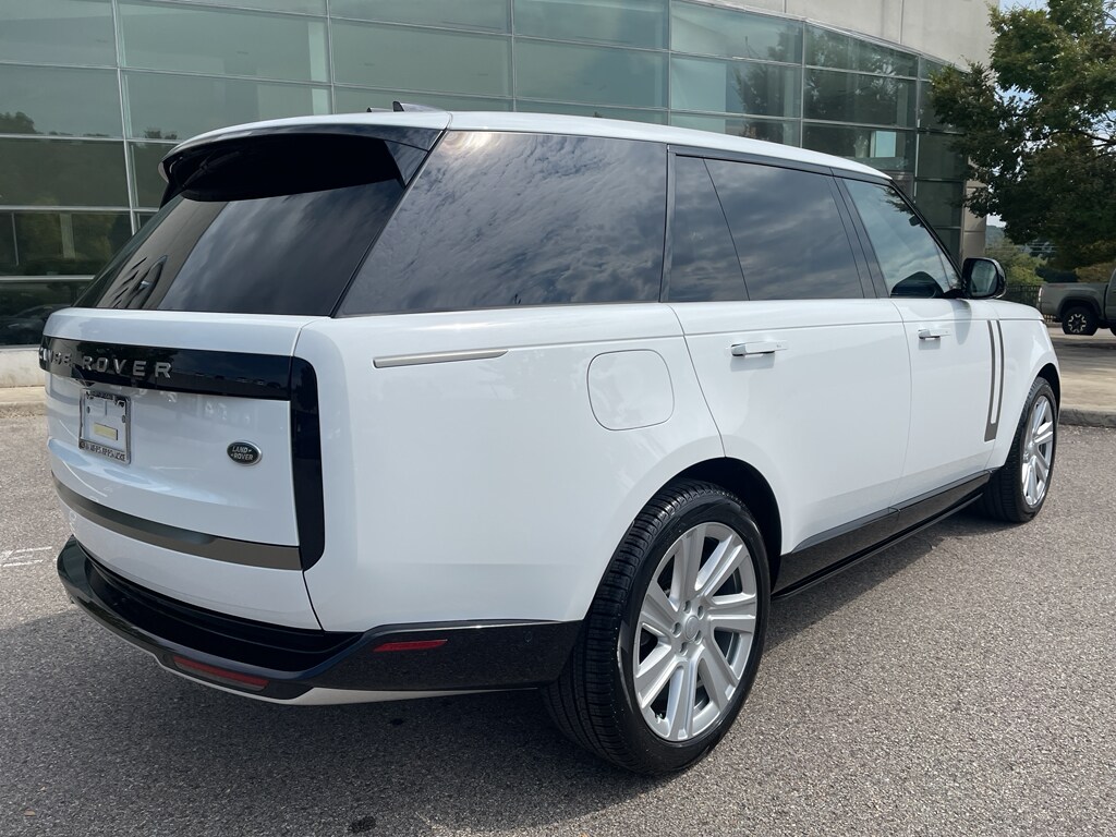 2023 Land Rover Range Rover SE photo 3