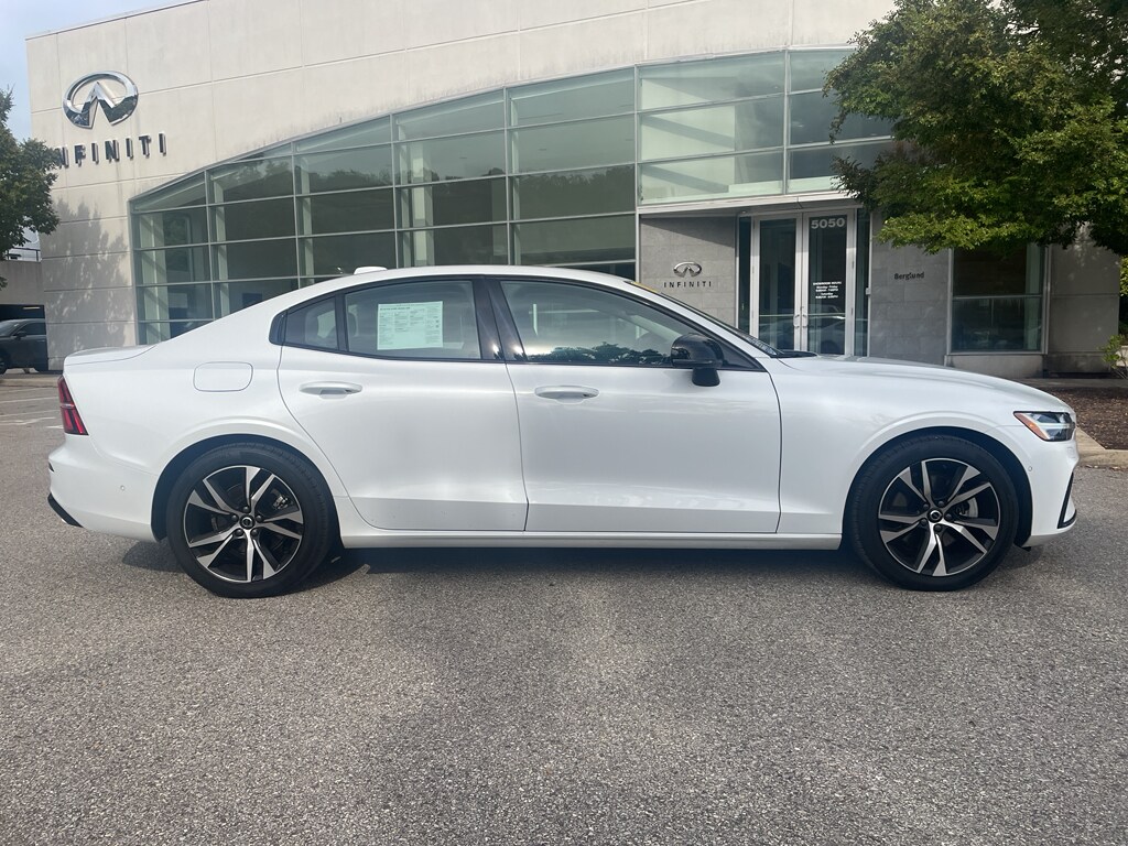 2024 Volvo S60 B5 Plus photo 2