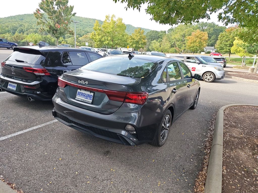 2023 Kia Forte LXS photo 2